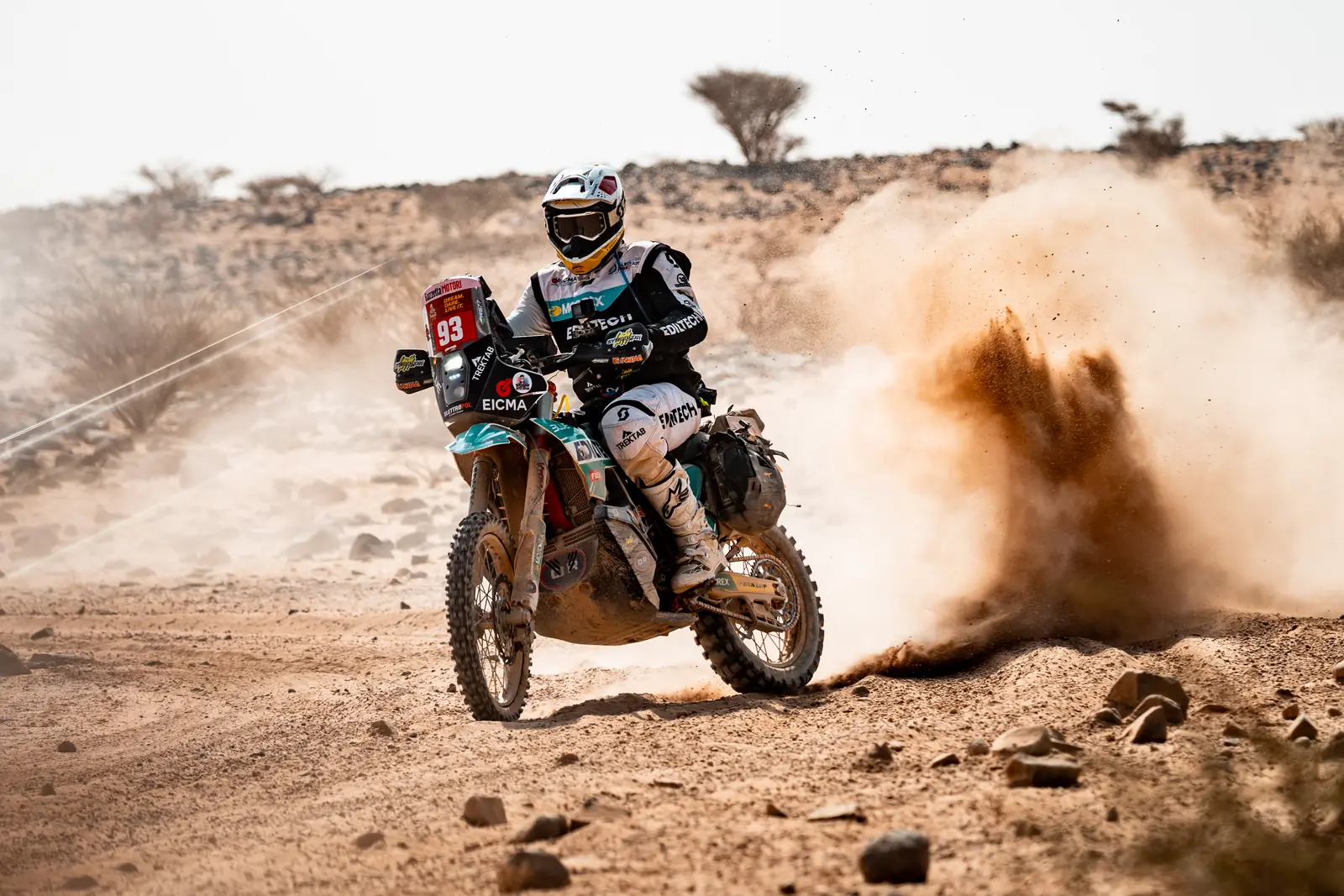 Il pilota numero 93 in piena accelerazione su una pista polverosa, Dakar 2026